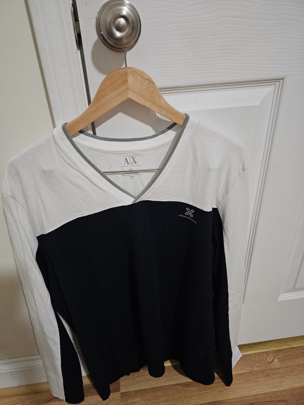 A/X Armani Exchange Men's White and Black V-Neck Long Sleeve Shirt